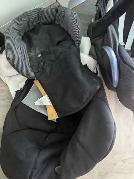 Photo of free Maxi Cosi car seat and base (Lowedges S8) #2