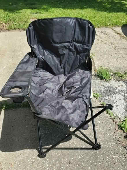 Photo of free Folding chair, need repair (Novi, 10mile + Meadowbrook) #1