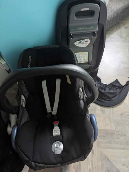 Photo of free Maxi Cosi car seat and base (Lowedges S8) #1