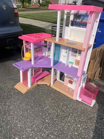 Photo of free Curb alert - pristine dollhouse (11422) #1