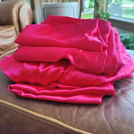 Photo of free New Hot Pink Twin XL Sheet Set (Victory Heights, North Seattle) #1