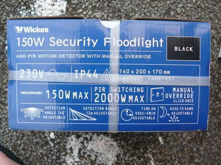 Photo of free New unused Wickes 150W halogen security floodlight with PIR (Kempsey WR5) #2
