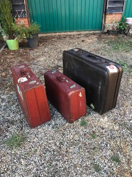 Photo of free Vintage suitcases (Thurston IP313RG) #1