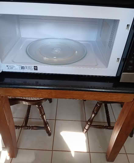 Photo of free Microwave Oven by GE in Lansdale (Lansdale near Turnpike exit) #4