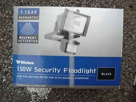 Photo of free New unused Wickes 150W halogen security floodlight with PIR (Kempsey WR5) #1