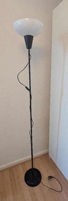 Photo of free Black floor standing lamp (Battersea SW11) #1