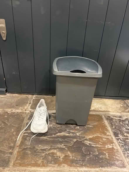 Photo of free Small rubbish bin (Primrose Hill) #1