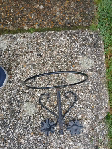 Photo of free 7 inch plant pot holder metal (PO7 Purbrook) #1