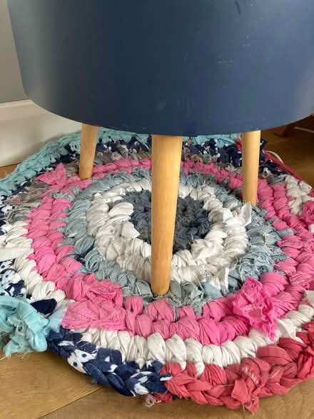 Photo of free Round rug (Nw3) #1