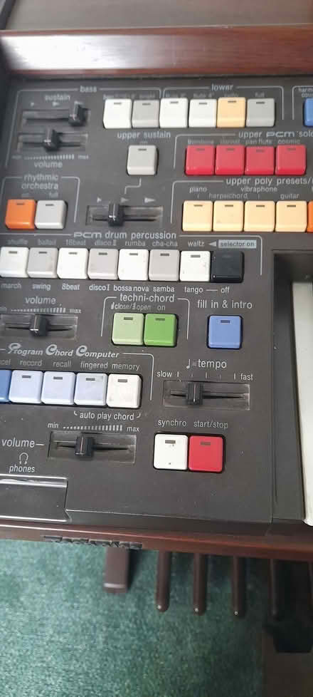 Photo of free Organ and seat (Rg22 6ru) #2