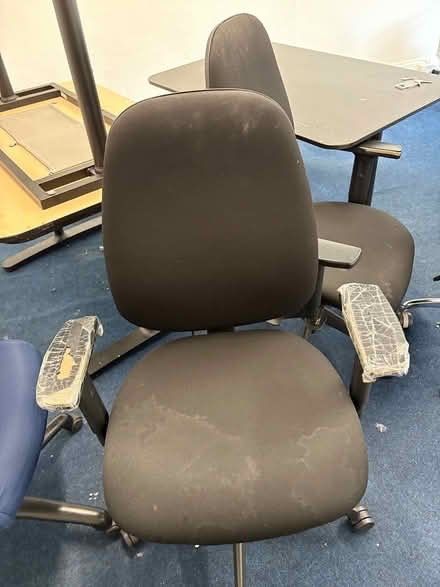 Photo of free Office table and Chair (SE5) #4