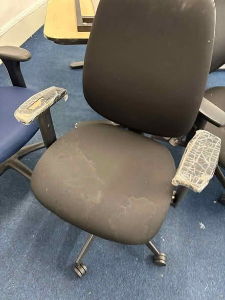 Photo of free Office table and Chair (SE5) #3