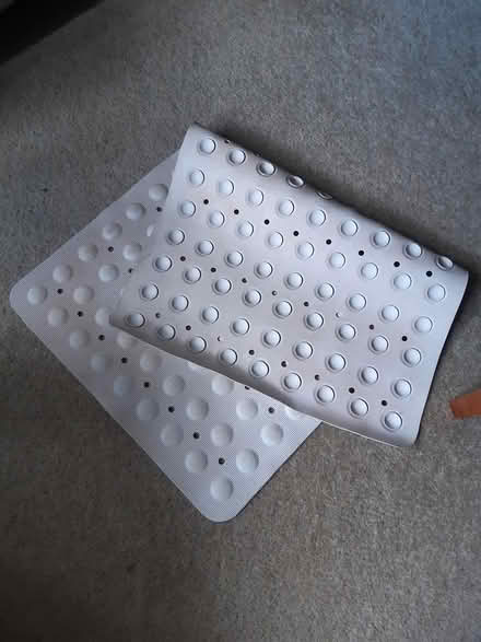 Photo of free Non-slip bath mat (Reigate RH2) #2