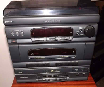 Photo of free SAMSUNG MIDI HIFI SYSTEM SCM 7450 PLUS 2 SAMSUNG SPEAKERS in (Overstrand NR27) #1