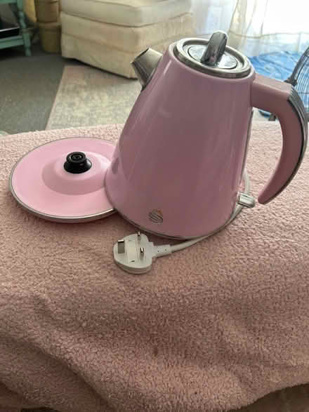 Photo of free Swan pink cordless kettle (Rowlands Castle PO9) #2