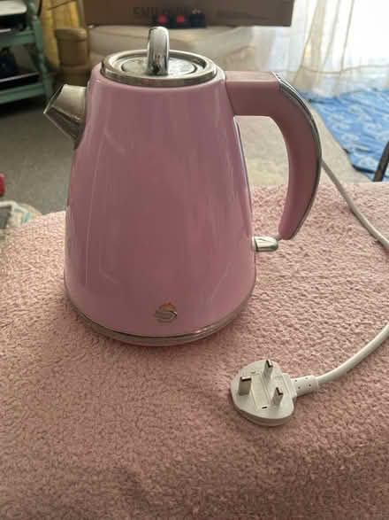Photo of free Swan pink cordless kettle (Rowlands Castle PO9) #3