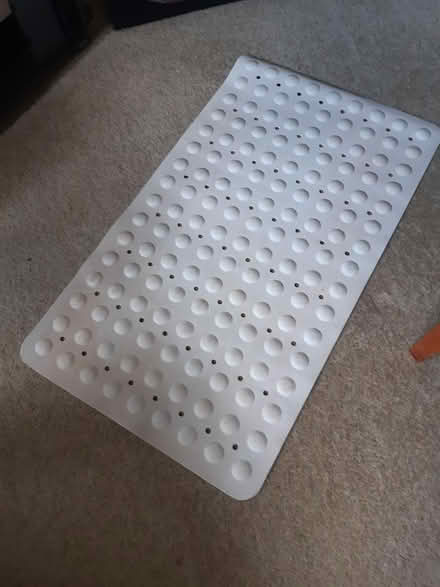 Photo of free Non-slip bath mat (Reigate RH2) #1