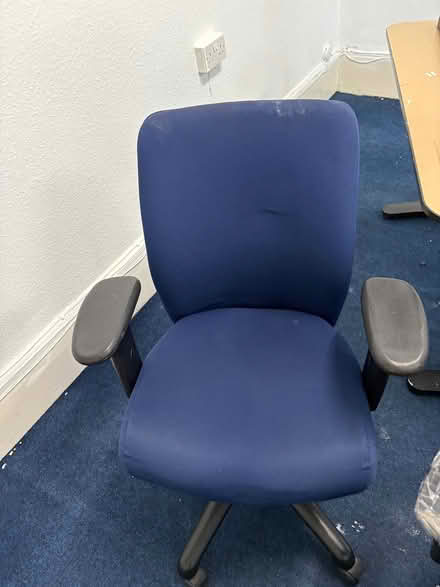 Photo of free Office table and Chair (SE5) #2