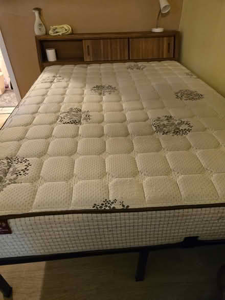 Photo of free Queen Mattress, Firm (Paramount near 105) #1