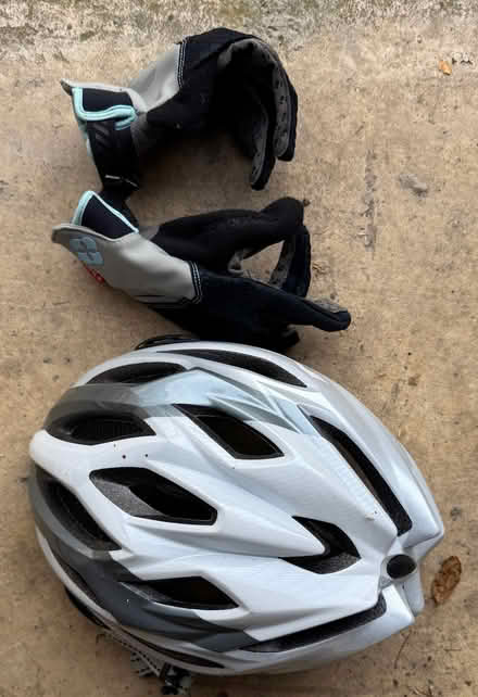 Photo of free MET Cycling Helmet (52 to 59 cms) and gloves Cost about £80 (Beaconsfield HP9) #1