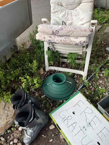 Photo of free UPDATE curb-side alert (Hintonburg) #4