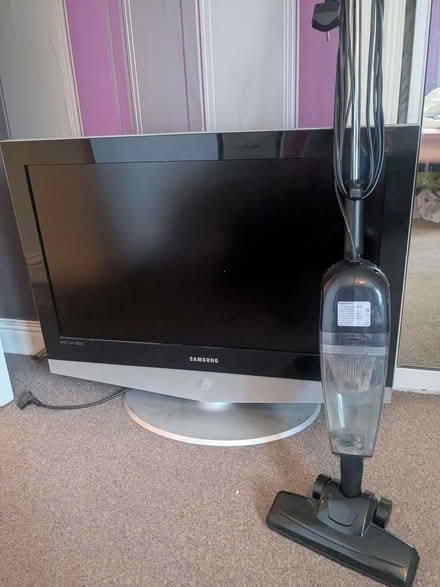 Photo of free TV, vacuum and 2 x rugs (Drum Brae EH4) #2