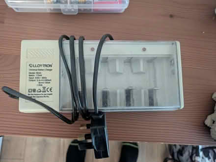 Photo of free aa / aaa / 9v battery charger (Castlepoint BH8) #1
