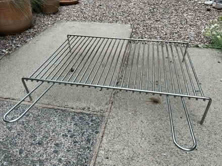 Photo of free BBQ grill grate with legs (Red Hill WR5) #1