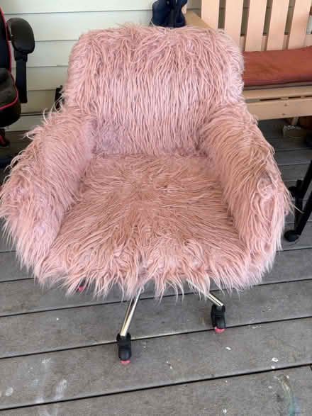 Photo of free Fuzzy pink office chair (Hillsboro) #1