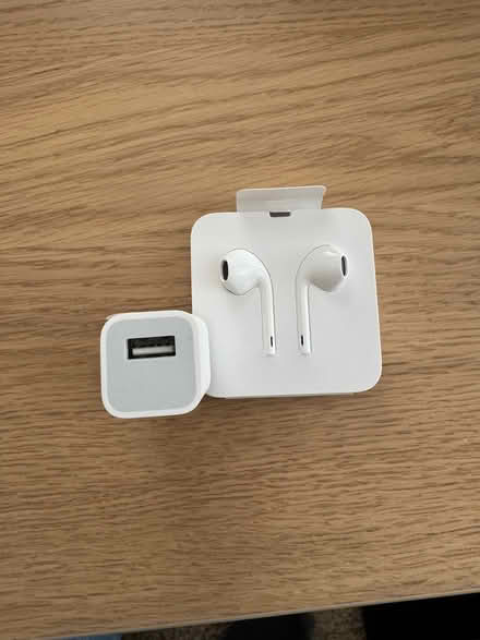 Photo of free New Lightning Earbuds & 5w charger (Alameda East End) #1