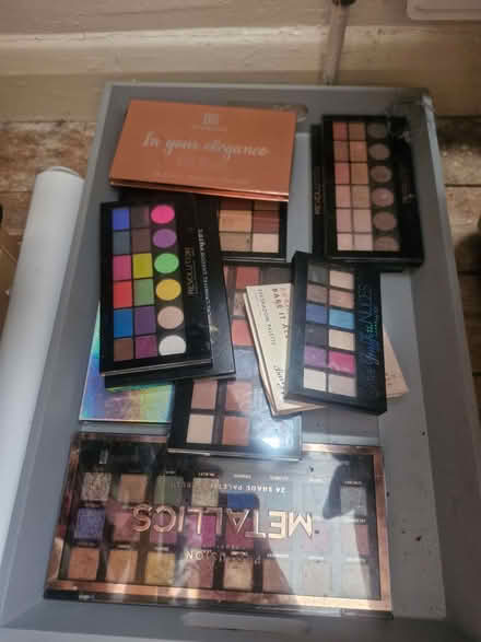 Photo of free Eyeshadow (Hanworth RG12) #1