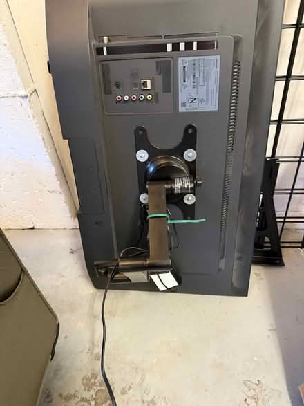 Photo of free Samsung TV w/ wall mount (Newcastle China Creek) #2