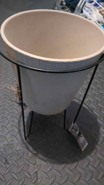 Photo of free Flower pot + stand (DA11) #1