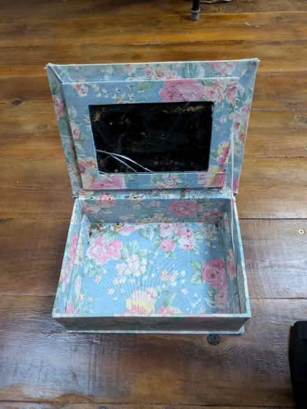 Photo of free Small Floral box with mirror (Crookes S10) #2