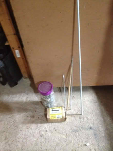 Photo of free nut, washers and bolts + threaded bar (Quinton B32) #1