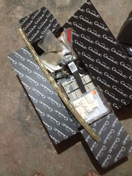 Photo of free hinges, corner connector etc (Quinton B32) #1