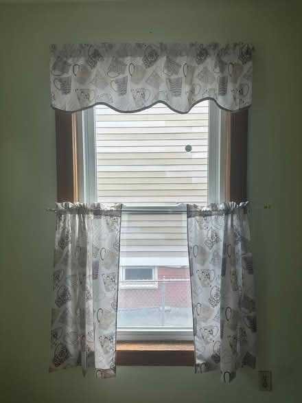 Photo of free Cafe curtains with hardware (Ball Square) #1