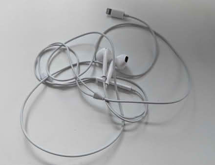 Photo of free iPhone earphones (St Albans AL1) #1