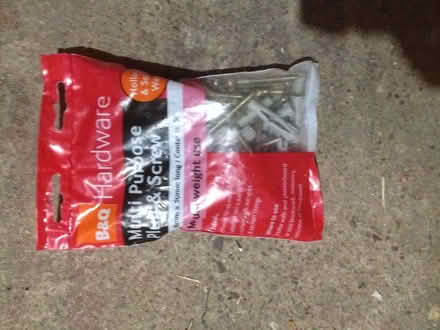 Photo of free bag of screws with wall plugs (Quinton B32) #1