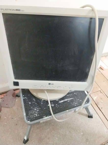 Photo of free LG monitor with cables (Fairfield Park) #1