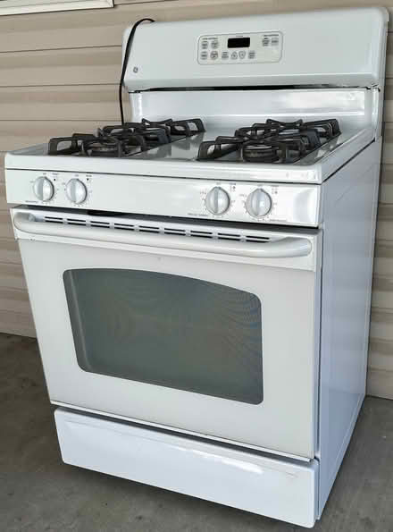 Photo of free Gas Range - GE Self-cleaning (Pines on the Severn) #1