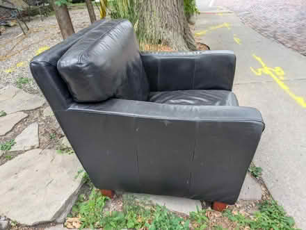Photo of free Curb find: leather chair (Bloor St W & South Kingsway) #3