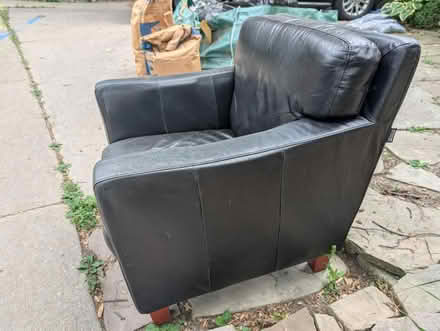 Photo of free Curb find: leather chair (Bloor St W & South Kingsway) #4