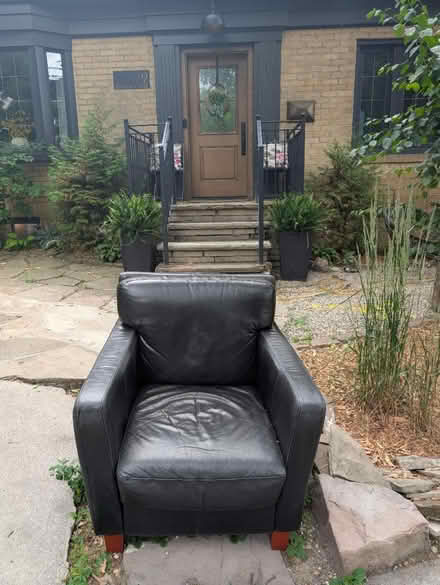 Photo of free Curb find: leather chair (Bloor St W & South Kingsway) #1