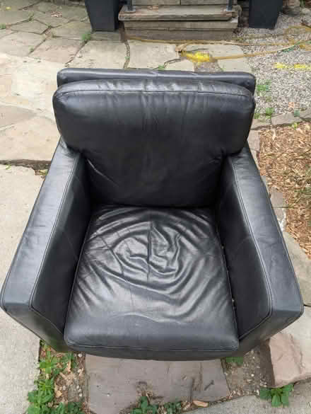 Photo of free Curb find: leather chair (Bloor St W & South Kingsway) #2