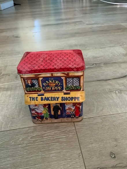 Photo of free Metal cookie box (East Palo Alto) #1