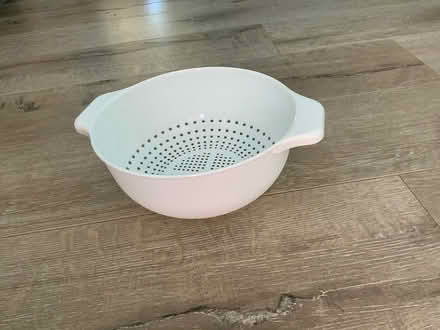 Photo of free Small plastic colander (East Palo Alto) #2
