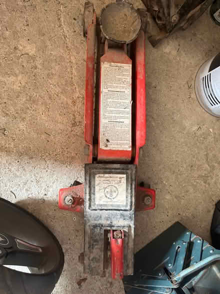 Photo of free Hydraulic jack (Frimley Green GU16) #1
