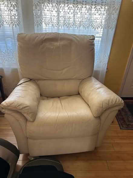 Photo of free Recliner in cream leather (Gardena) #1