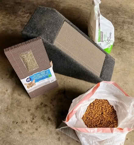 Photo of free cat supplies: litter,food,scratcher (west linn on borland rd) #2